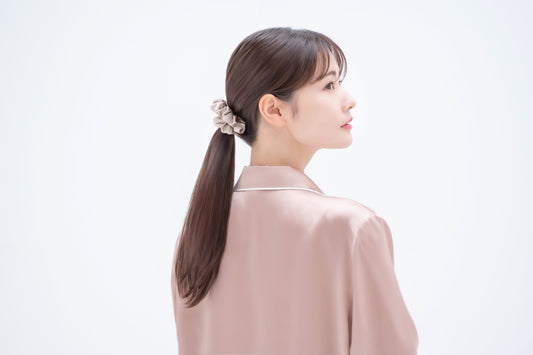 髪を結ぶメリットとデメリット。シルクのヘアゴムでうるツヤ髪へ！