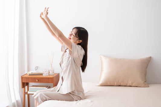 夏に眠れない原因は？シルクの寝具で睡眠の質を上げよう