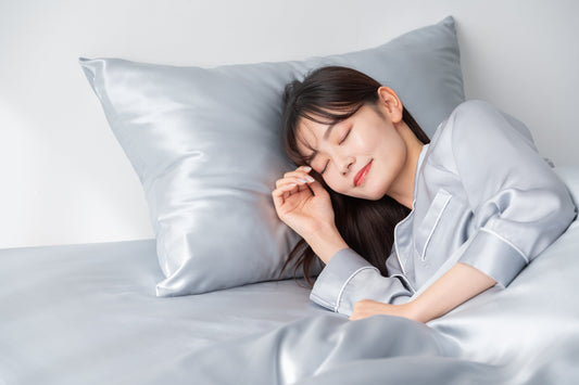 季節の変わり目に睡眠はどう変化する？シルク寝具で朝まで快眠＆風邪予防