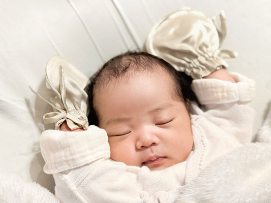 赤ちゃんの引っ搔き傷はどう防ぐ？新生児特有の「モロー反射」やかゆみの原因とは